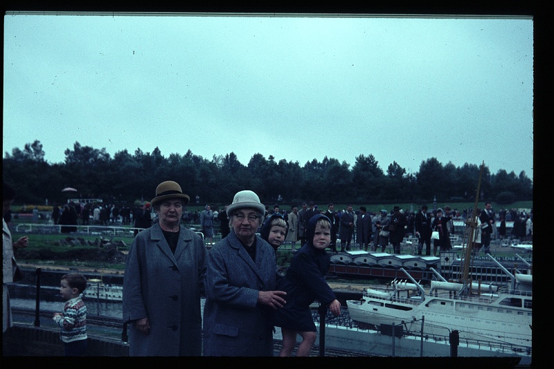 24.Madurodam sep 1966 Wieni,Omi,Brigitte,Marion.JPG